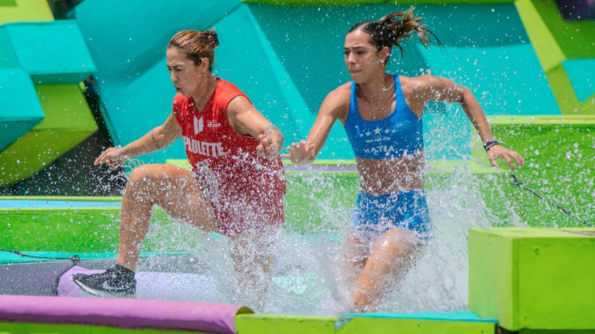 Las atletas Paulette y Katia compiten intensamente antes del Duelo de Enigmas de Exatlón México (FB/ExatlonMx)