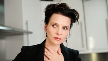 Juliette Binoche opina sobre los coordinadores de intimidad: “Tienes que ir más allá de tu zona de confort, o te vuelves una mojigata”