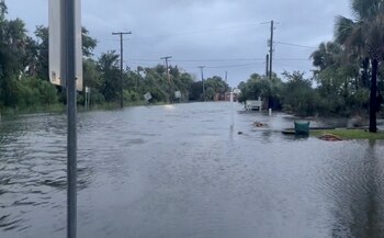 Charleston y Savannah serán zonas de alta vulnerabilidad a huracanes. (Departamento de Policía de Isle of Palms X/REUTERS)