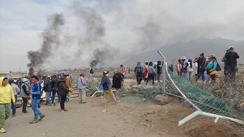 Cientos de manifestantes tomaron las instalaciones del Aeropuerto Internacional de Arequipa.