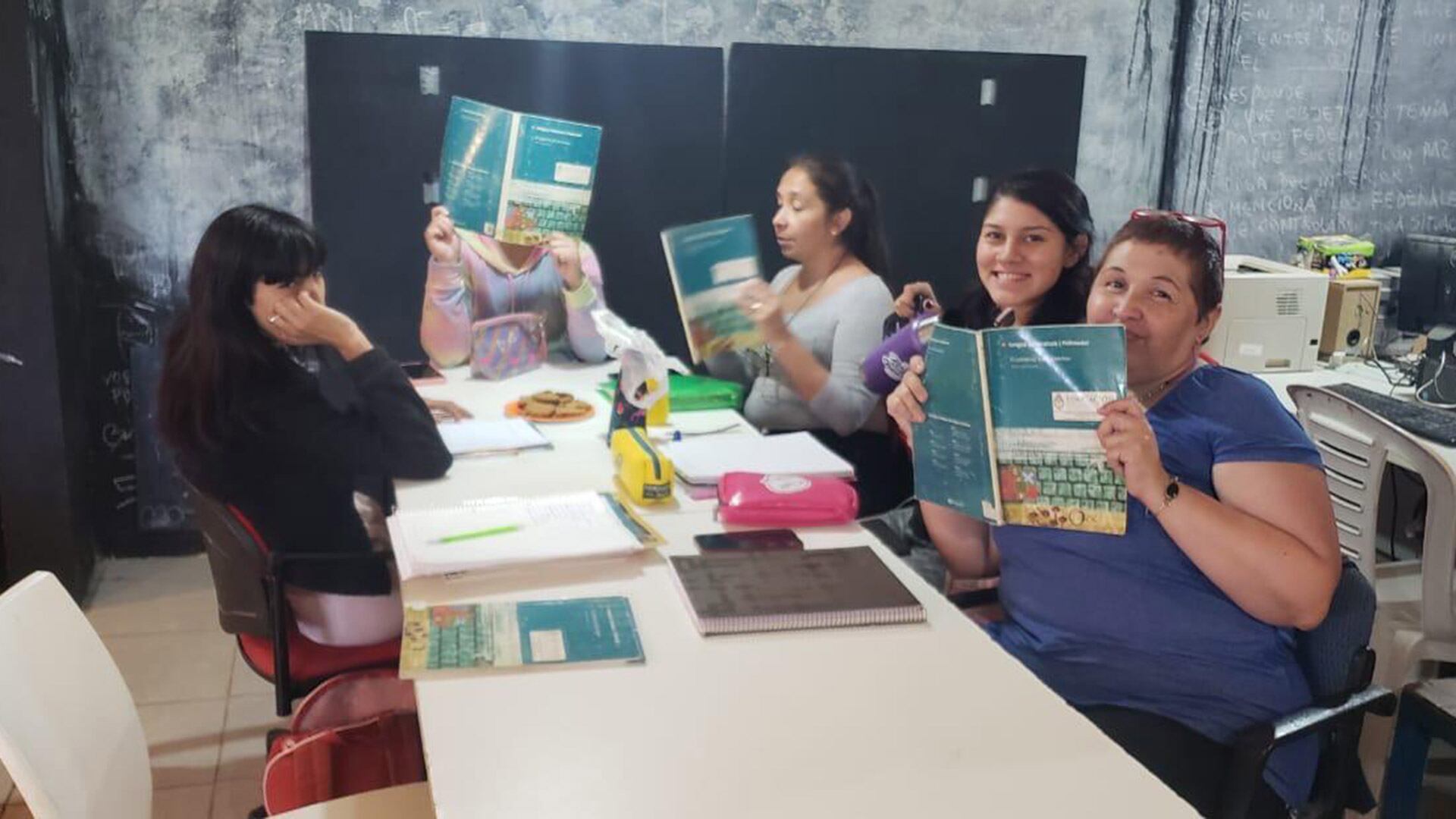 Un grupo de adultos retoma los estudios secundarios en la extensión áulica creada dentro de Orillas.