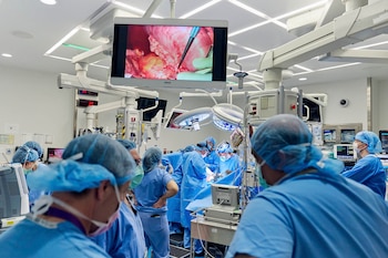 Los cirujanos trabajan durante la