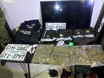 Las prendas y otras evidencias incautadas.