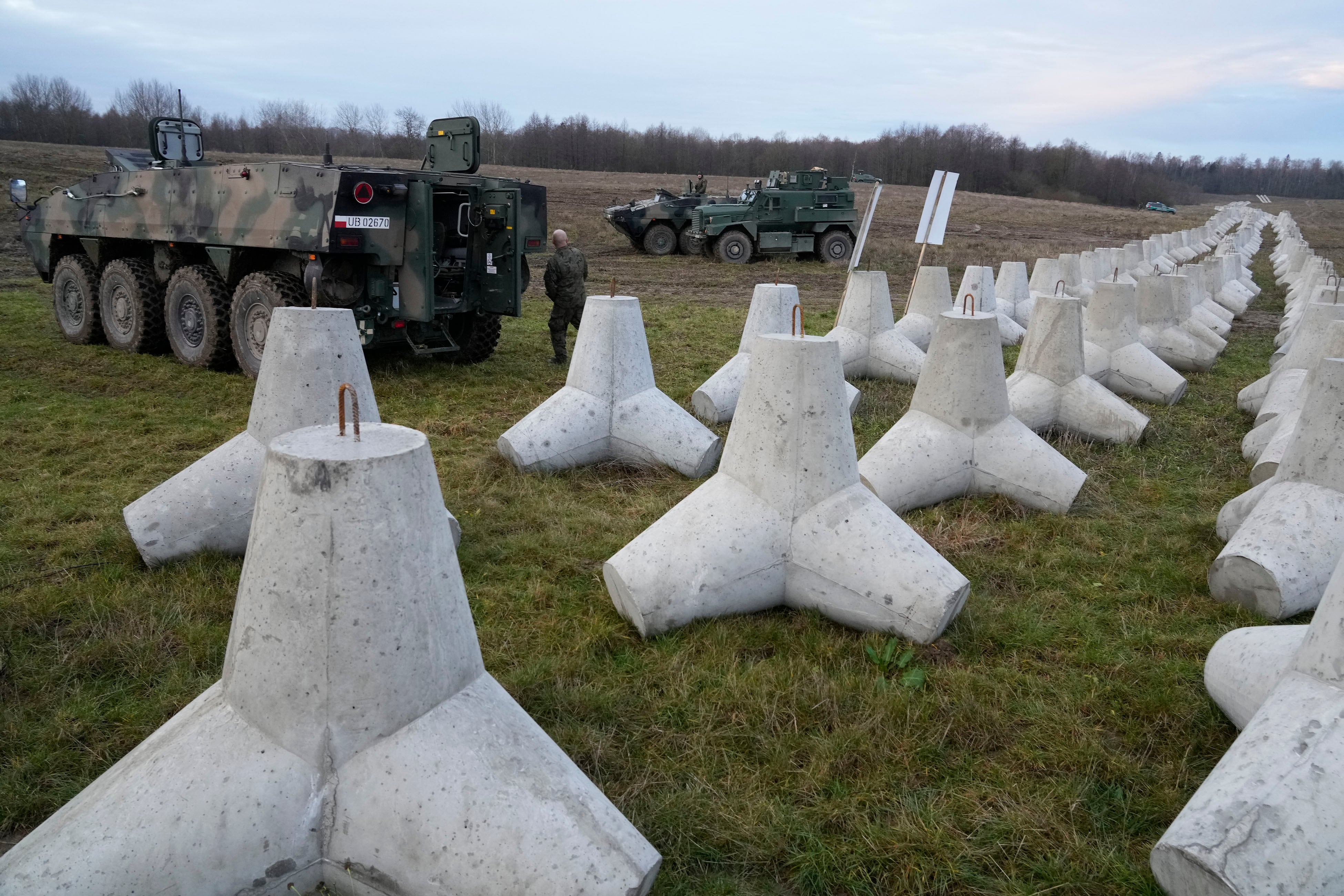 Barreras de concreto que forman parte de la fortificación del Escudo del Este de Polonia, en la frontera del país con Rusia, en Dabrowka, Polonia, el sábado 30 de noviembre de 2024 (AP Foto/Czarek Sokolowski)