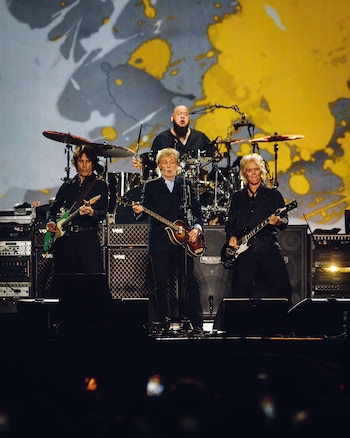 Paul McCartney flanqueado por sus