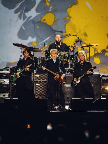 Paul McCartney flanqueado por sus guitarristas Brian Ray y Rusty Anderson. Detrás, el baterista Abe Laboriel Jr