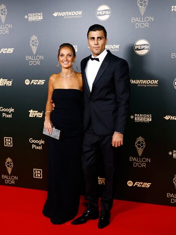 El jugador Rodri Hernández obtuvo el mayor premio de la noche, y fue acompañado por su novia Laura Iglesias (REUTERS/Sarah Meyssonnier)