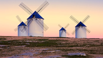 El pueblo en pleno corazón de La Mancha que resulta ideal para una escapada gastronómica: molinos, migas manchegas y un restaurante Michelin por 17,50 €