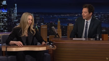Amanda Seyfried tocando "California" de Joni Mitchell