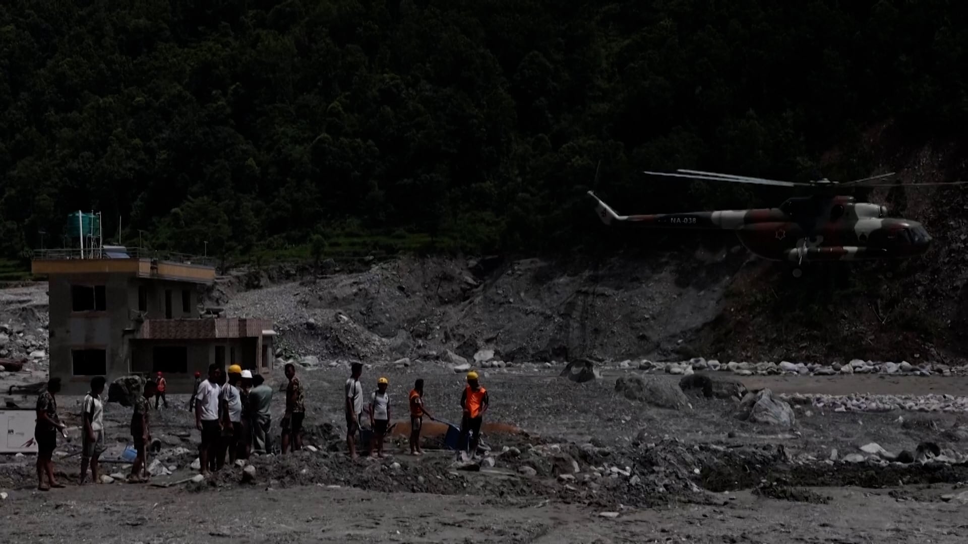Las autoridades estiman que unas 900 personas están atrapadas en seis centrales hidroeléctricas en esta pequeña nación del Himalaya