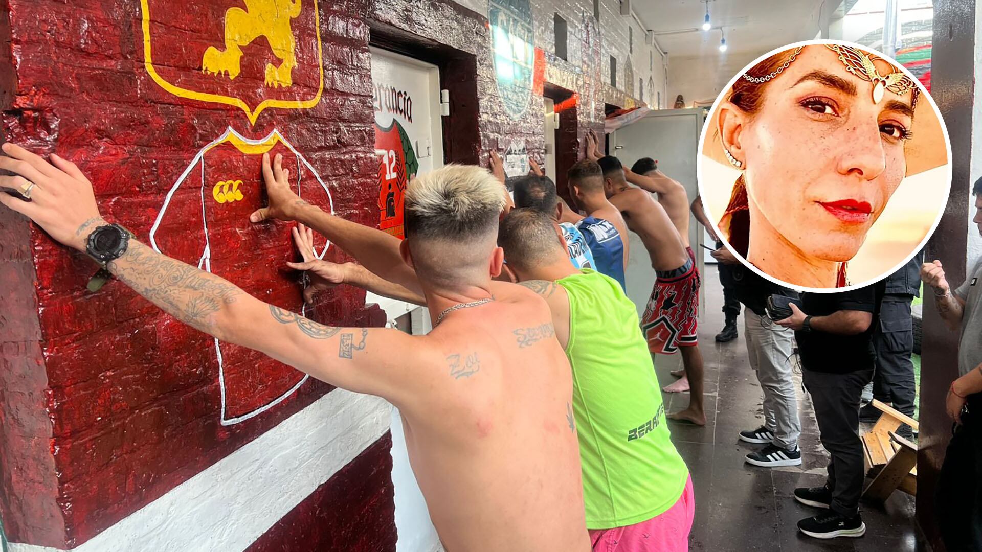 Un grupo de hombres con tatuajes se alinea frente a una pared de ladrillo rojo con un mural de un escudo y una camiseta, mientras una imagen circular de una mujer con tocado y labios rojos se superpone en la esquina superior derecha de la composición fotográfica.