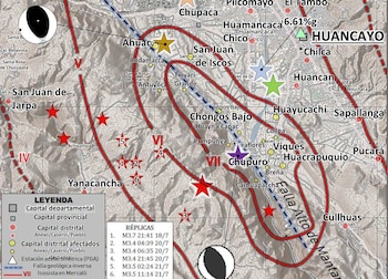 Mapa geográfico con nombres de ciudades, fallas geológicas, curvas de intensidad sísmica, estrellas rojas con números y tabla de réplicas