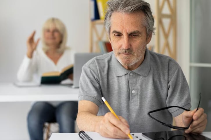 Una parte significativa de la población adulta enfrenta diariamente síntomas que muchas veces pasan inadvertidos incluso para el entorno más cercano (Freepik)