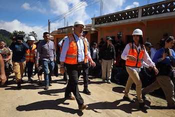 El presidente Bernardo Arévalo supervisa construcción de tramos carreteros en el occidente de Guatemala