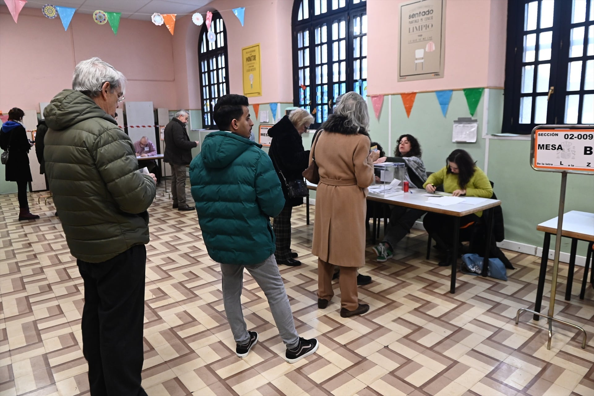 Aragoneses votan en el colegio electoral CEIP Joaquín Costa (Ramón Comet / Europa Press)