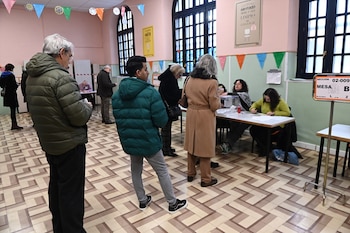 Aragoneses votan en el colegio