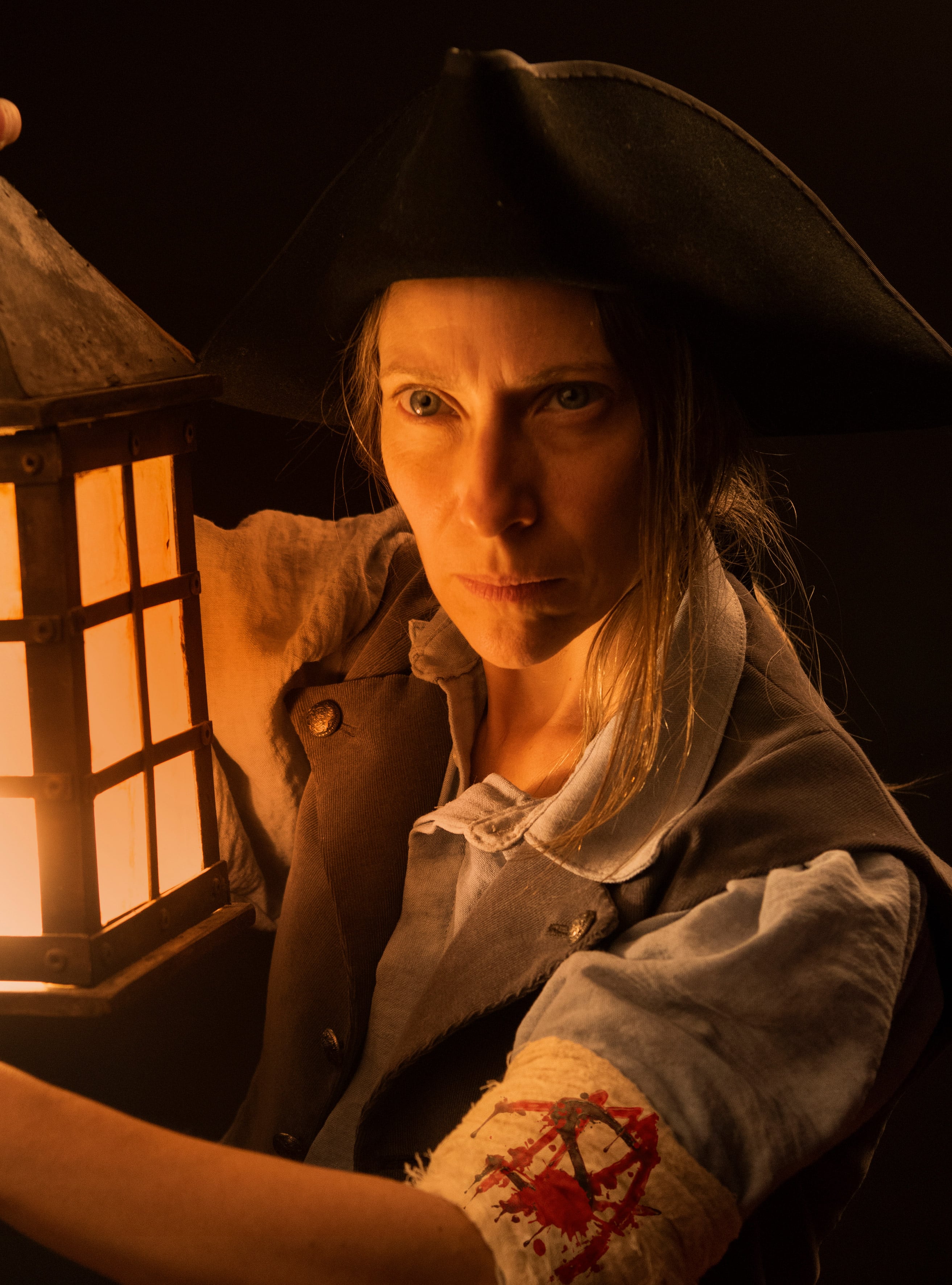 El personaje de Elena Roger, Cassandra Lange, personifica una farolera que lleva el brazalete de