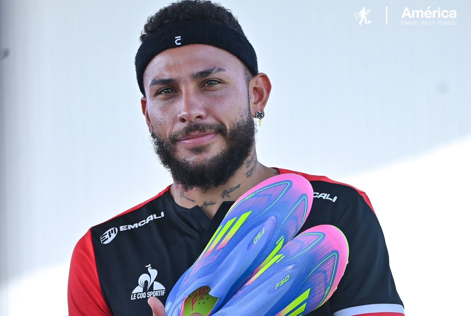 La única vez que Duván Vergara no pudo estar con América de Cali fue cuando se enfermó de la garganta - crédito @AmericadeCali / X