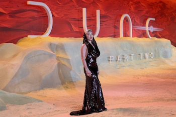 Vestido de lentejuelas negras con capucha integrada (REUTERS/Hannah McKay)