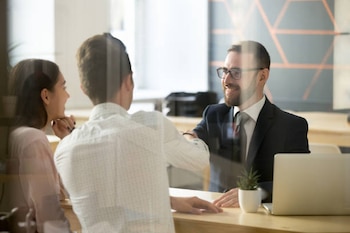 Un contable trabajando. (iStock)