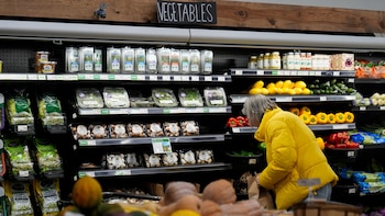 La economía de Estados Unidos se desaceleró en el segundo trimestre del año, mientras que la inflación mejoróEl Departamento de Comercio informó que el crecimiento del producto interno bruto se situó en 1,5%, por debajo de las expectativas. Sin embargo, el PCE se mantuvo por encima del objetivo de l