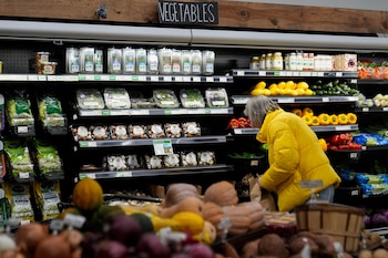 Las organizaciones UnidosUS y Latino Decisions solicitan subsidios alimentarios, apoyo habitacional y educación financiera específica para las comunidades latinas en Estados Unidos (AP foto/Erin Hooley)