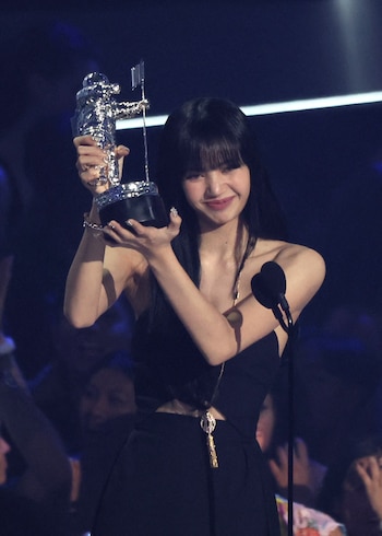 Lisa de BLACKPINK, la artista más reciente en recibir el premio "Best K-pop" en los VMA 2025. (REUTERS/Brendan McDermid)