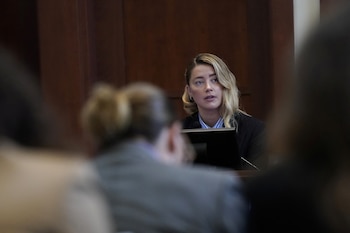 En 2016 la actriz demandó a su marido por violencia conyugal pero retiró los cargos durante el proceso de divorcio. En abril de 2018, la revista The Sun acusó a Johnny Depp de ser “un marido violento”. REUTERS/Elizabeth Frantz/Pool