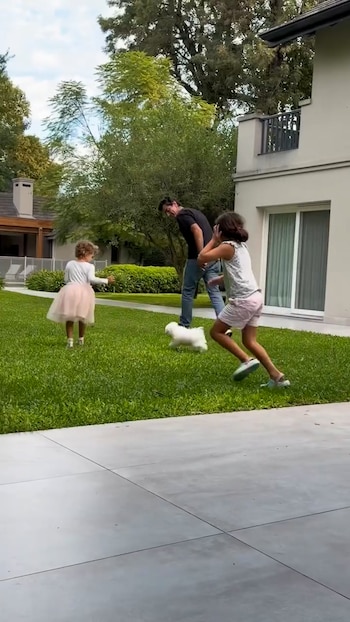 La pequeña cachora jugando con