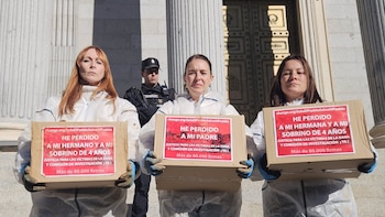 (AMP)Familiares de muertos por dana entregan 65.000 firmas en el Congreso y piden justicia: "Han asesinado a mi familia"