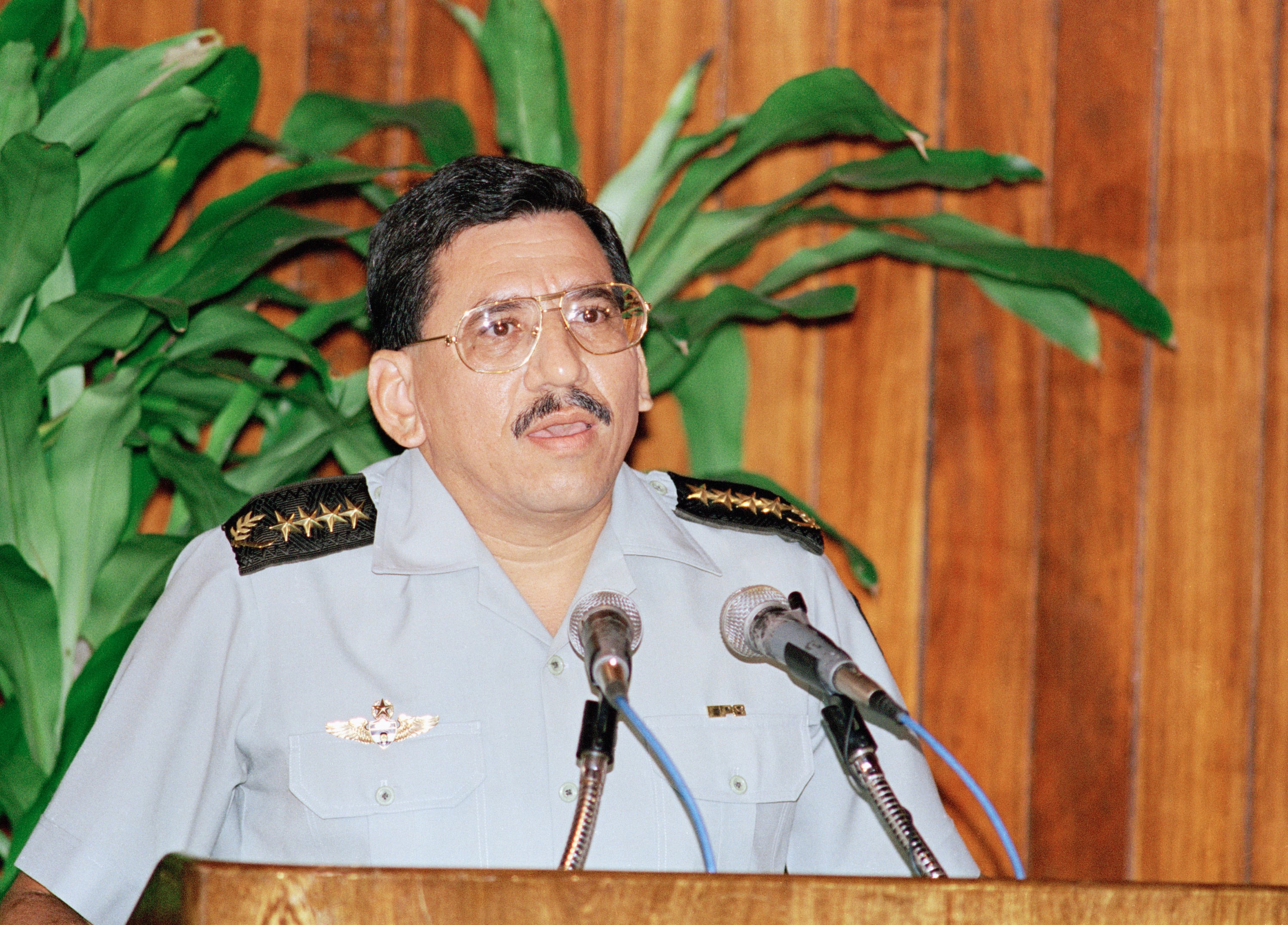 El general Humberto Ortega, hermano de Daniel Ortega, fue el primer comandante en jefe del Ejército de Nicaragua (AP Foto/Mark Hume, Archivo)