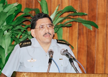 El general Humberto Ortega, hermano de Daniel Ortega, fue el primer comandante en jefe del Ejército de Nicaragua (AP Foto/Mark Hume, Archivo)