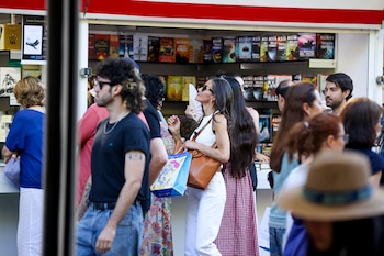 La reina Letizia da un segundo paseo por la Feria del Libro de Madrid fuera de su agenda oficial (EFE)