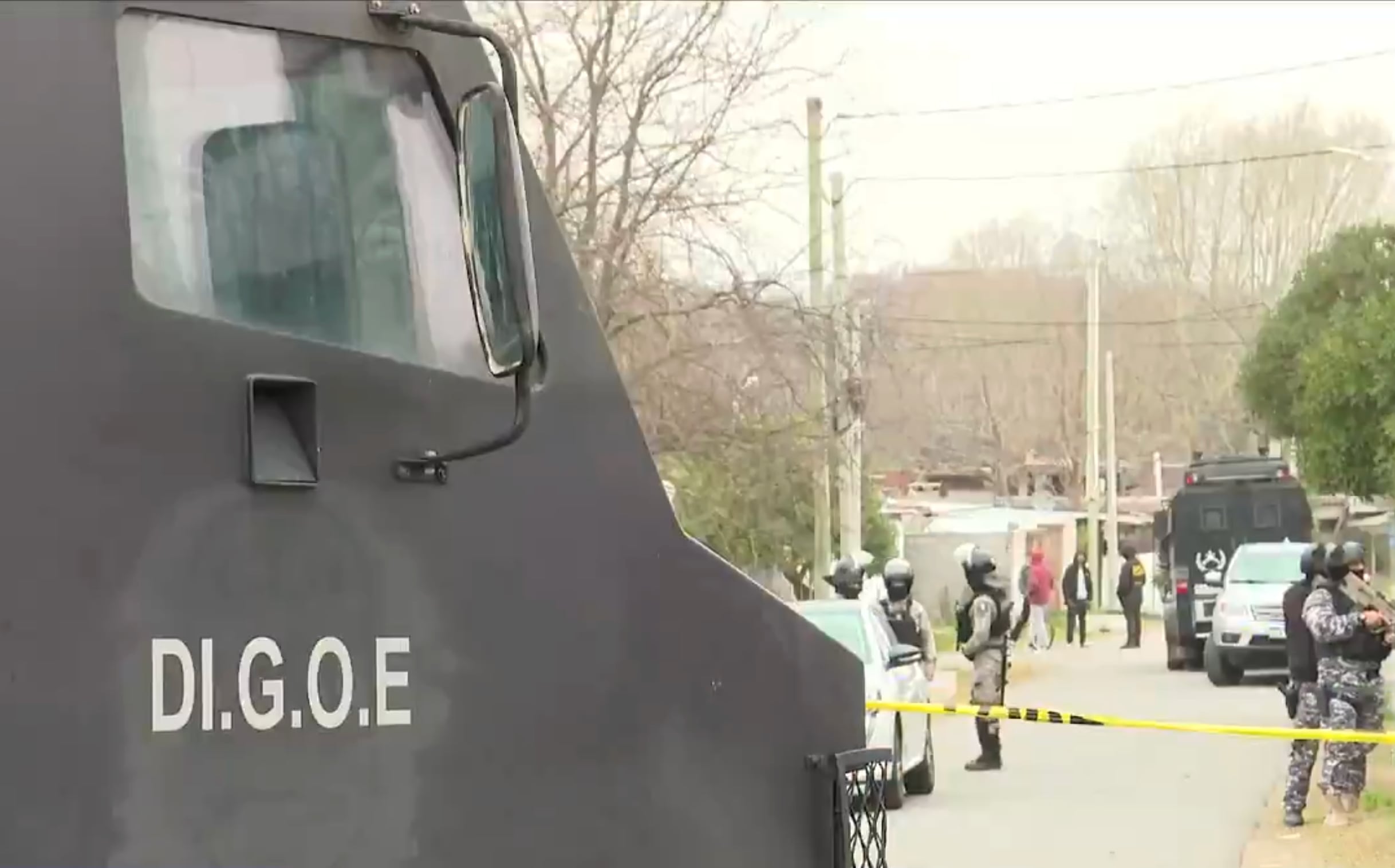 Operativo en barrio El Monarca, tras quíntuple asesinato del clan Los Suárez (Captura Telemundo/Canal 12)
