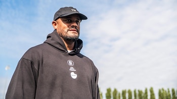 Preocupación por el estilo de vida del técnico del Bayern Múnich Vincent Komapny tras su colapso que obligó a trasladarlo de urgencia al hospital
