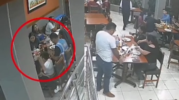 Familia se lleva laptop olvidada