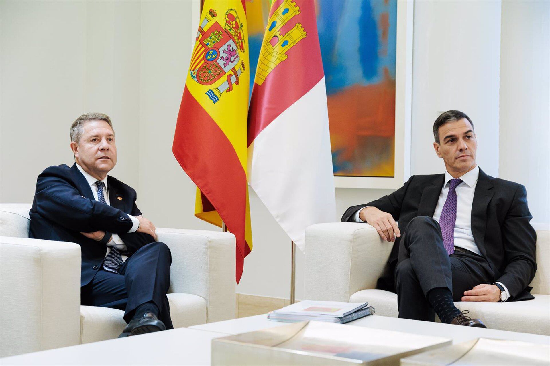 El presidente del Gobierno, Pedro Sánchez, durante una reunión con el presidente de Castilla-La Mancha, Emiliano García-Page, en el Complejo de La Moncloa. (Carlos Luján/Europa Press)