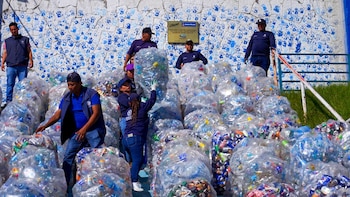 El operativo municipal cubrió desfiles, actividades religiosas y complejos deportivos, además de limpiar aceras, cunetas y zonas concurridas como la Plaza Gerardo Barrios y la Plaza Salvador del Mundo durante los festejos (Foto cortesía Alcaldía de San Salvador Centro)