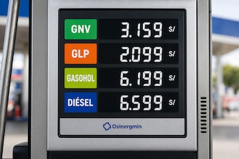 Pantalla metálica de un surtidor que muestra precios en soles para cuatro tipos de combustible junto al logotipo de Osinergmin.