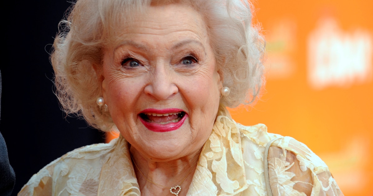 Betty White: La Heroína Olvidada de la Segunda Guerra Mundial que Conquistó Hollywood