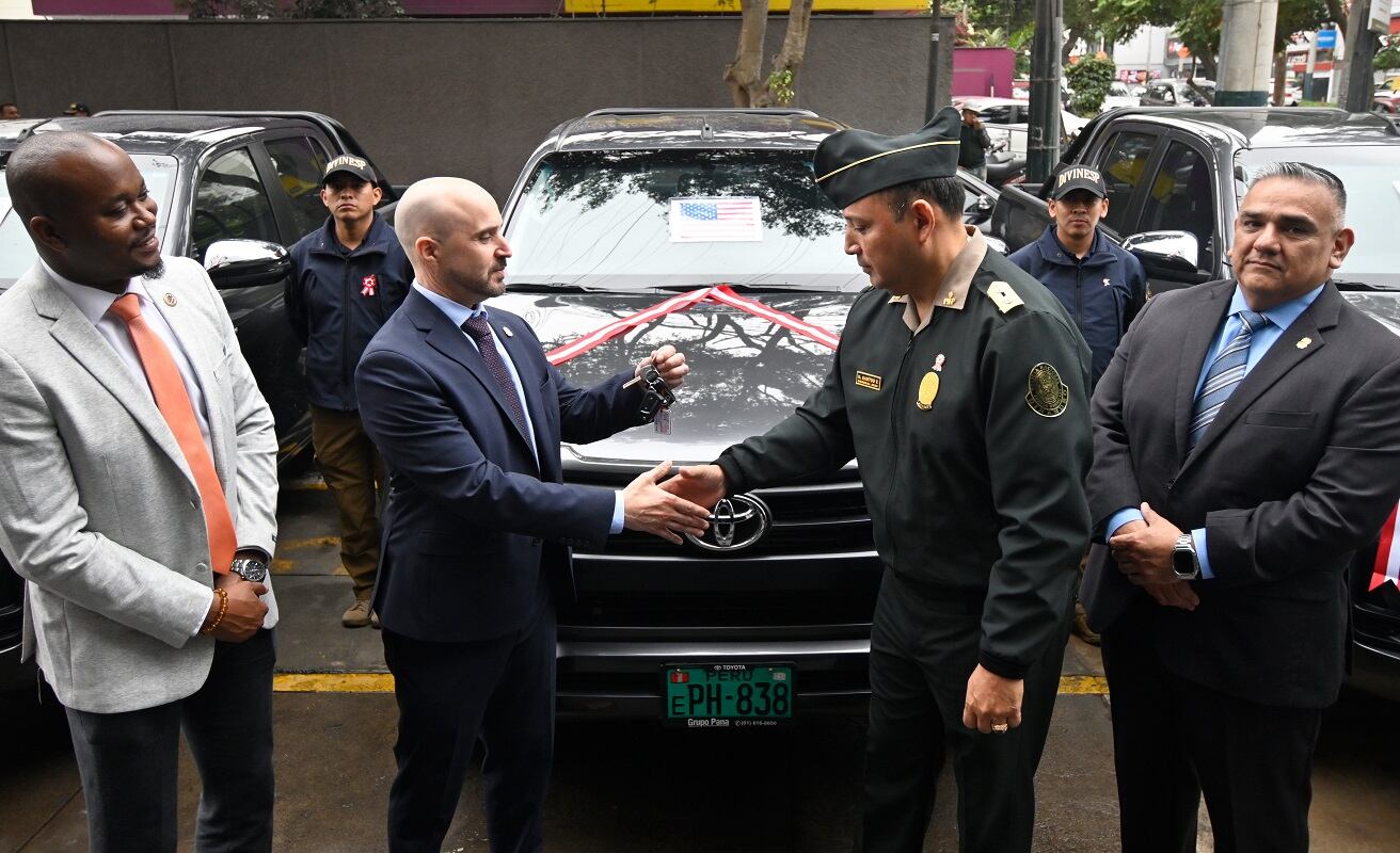 Representantes de EE.UU. y la PNP durante la entrega de las 7 camionetas Toyota Hilux en Lima. Foto: Embajada de EE.UU