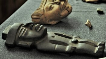 Piezas arqueológicas y libros históricos: