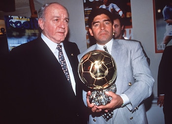 Alfredo Di Stéfano conquistó en 1989 el único Super Balón de Oro otorgado en la historia tras la deliberación de un jurado. En la imagen, el histórico futbolista está al lado de Diego Maradona en 1995 (Colorsport/Shutterstock)