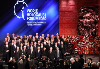 Más de 40 líderes mundiales confluyeron en Jerusalén para participar en el Quinto Foro del Holocausto, en el 75° aniversario de la liberación del campo de concentración de Auschwitz. La premisa del evento radicó en recordar a sus víctimas y rechazar el antisemitismo contemporáneo. La ceremonia central tuvo lugar en el museo del holocausto, Yad Vashem, donde los representantes de los distintos países presentaron coronas de flores en el escenario. Foto: Abir Sultan/ REUTERS