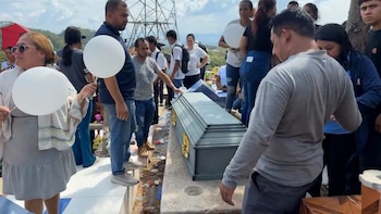 La tierra cubrió los ataúdes de tres adolescentes cuyas vidas se apagaron en un callejón solitario de El Progreso, Yoro (Cortesía VTV Somos Todos Honduras).