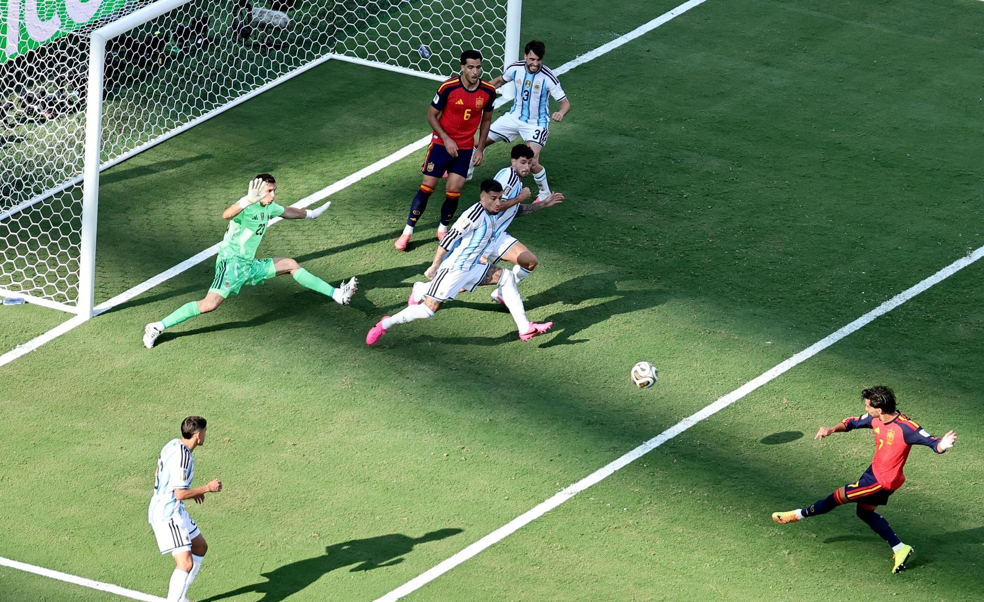 El gol de Ferran Torres con el que España le ganó la final del Mundial a Argentina: la molestia física de Simeone que lo favoreció