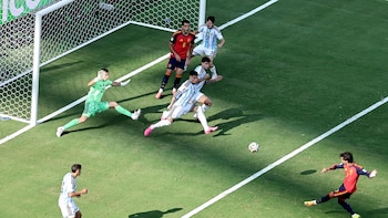 El gol de Ferran Torres con el que España le ganó la final del Mundial a Argentina: la molestia física de Simeone que lo favoreció