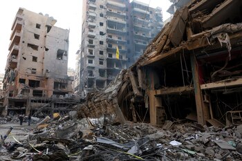 Escombros cerca de edificios dañados, tras los ataques israelíes en los suburbios del sur de Beirut, durante una gira de prensa de Hezbolá, en medio de las hostilidades en curso entre Hezbolá y las fuerzas israelíes, Líbano, 9 de noviembre de 2024. REUTERS/Mohamed Azakir