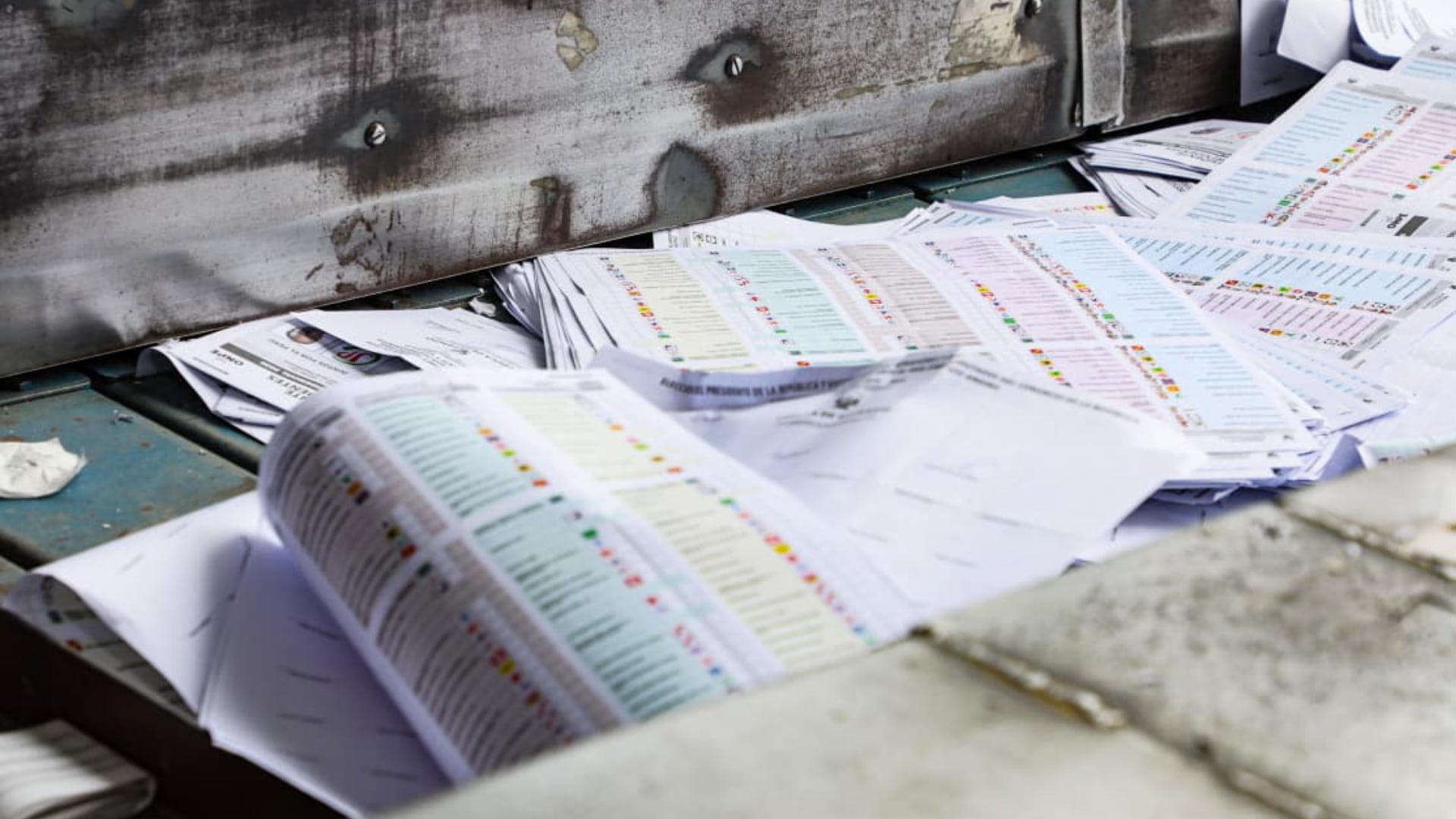 La Oficina Nacional de Procesos Electorales encabeza en el distrito de Ventanilla la destrucción de 431.000 kilogramos de cédulas de sufragio. (ONPE)