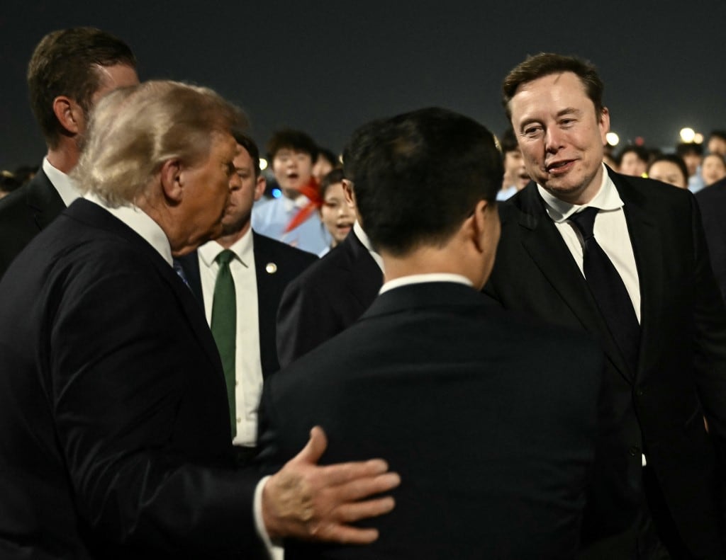 Elon Musk representa la importancia del mercado chino para Tesla y simboliza la interdependencia económica entre China y Estados Unidos.